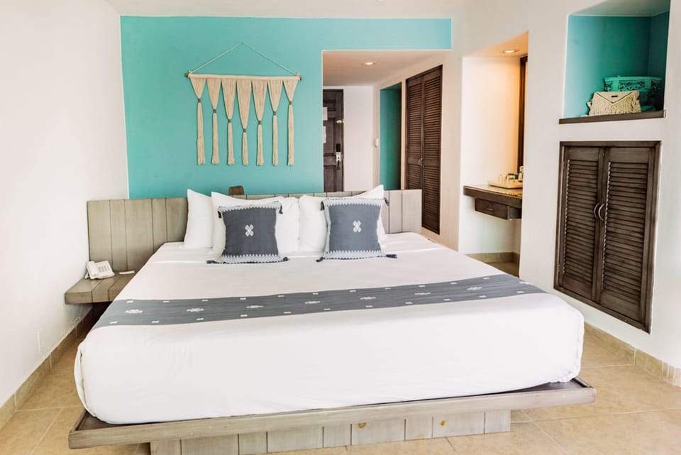 Deluxe Room (Ocean View Deluxe 1 King Bed) | In-room safe, individually decorated, individually furnished