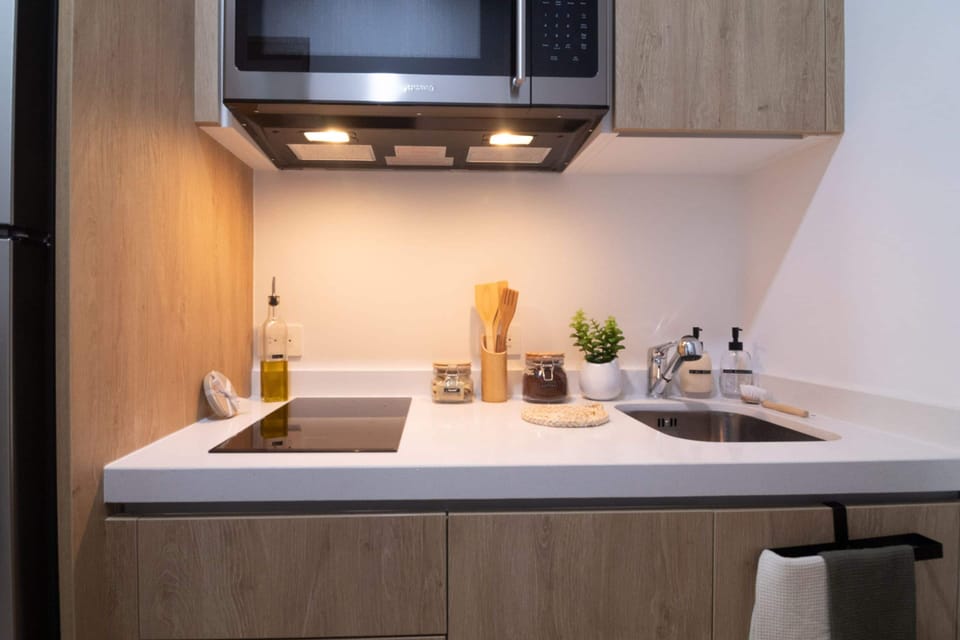 Family Room | Private kitchen | Fridge, microwave, stovetop, coffee/tea maker