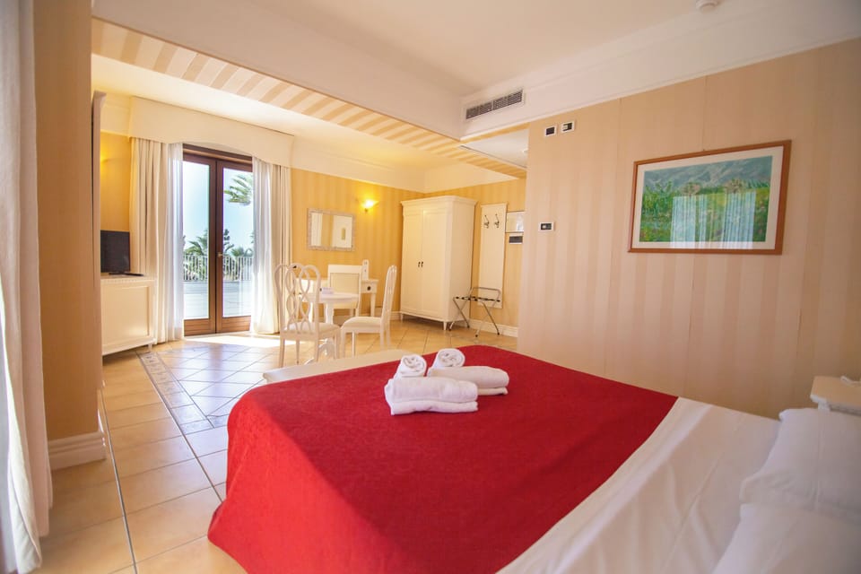 Deluxe Double Room, 1 Double or 2 Twin Beds, Balcony, Sea View | Minibar, in-room safe, desk, blackout drapes