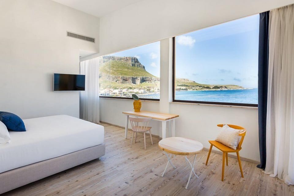 Panoramic Room | Desk