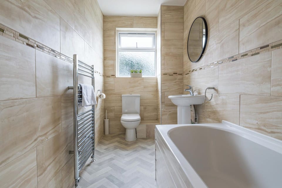 Combined shower/tub, deep soaking tub, hair dryer, towels