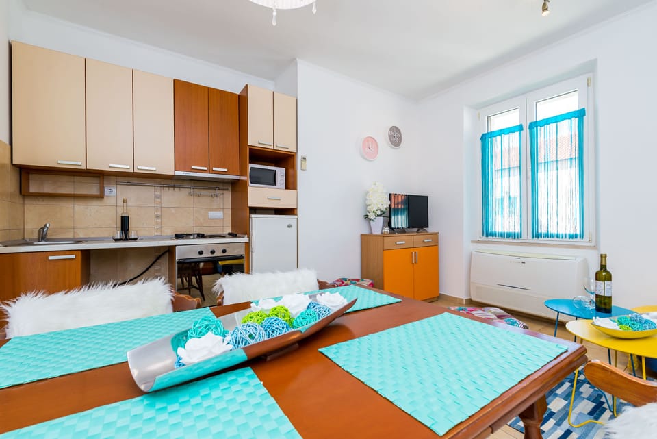 Apartment (Standard One Bedroom Apartment with T) | Dining room
