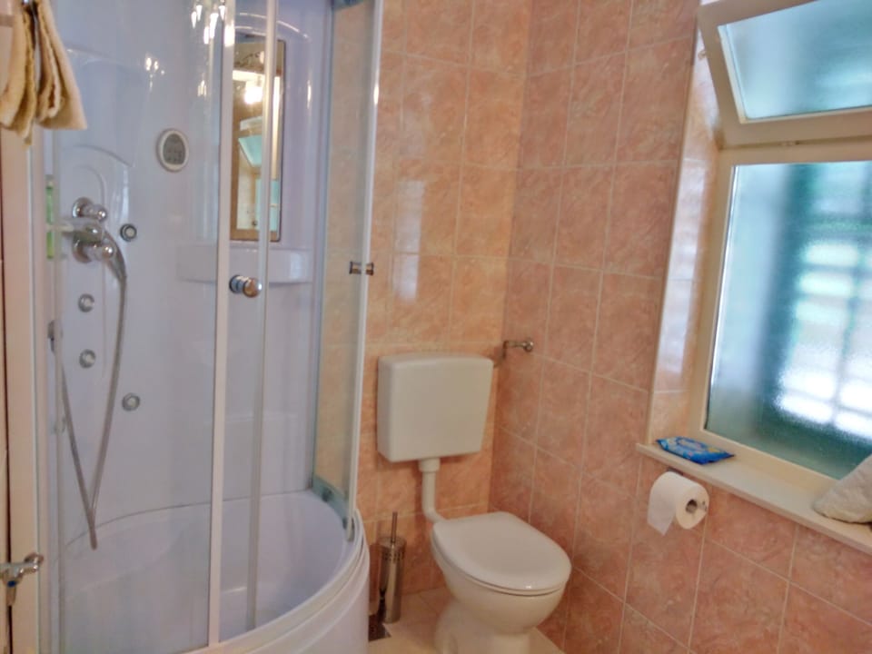 Apartment (Two Bedroom Apartment with Terrace an) | Bathroom | Shower, towels