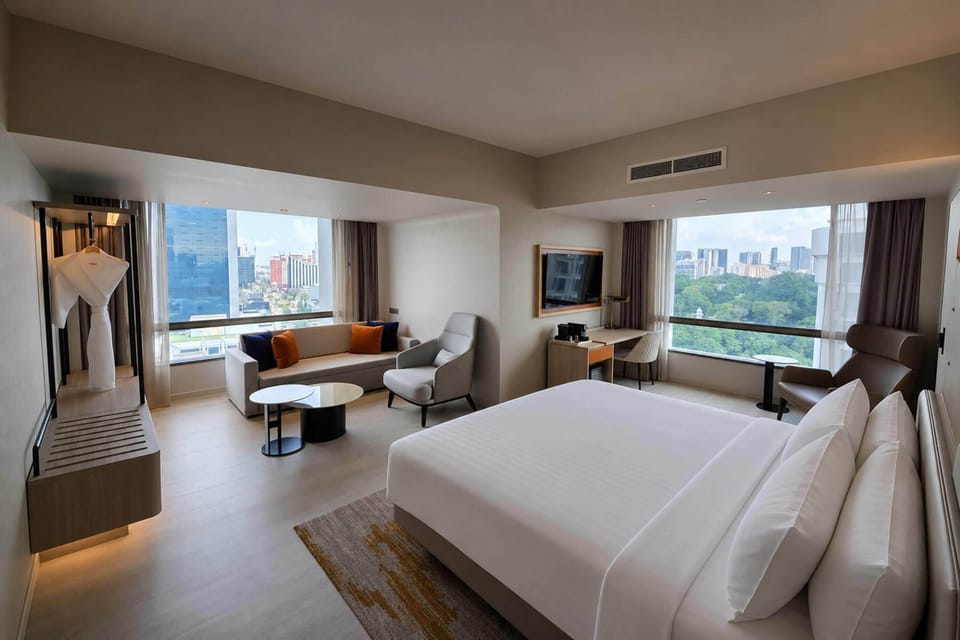 Junior Suite, 1 King Bed (Skyline View) | Minibar, in-room safe, desk, blackout drapes