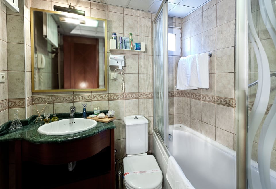 Standard Room | Bathroom | Combined shower/tub, free toiletries, hair dryer, slippers