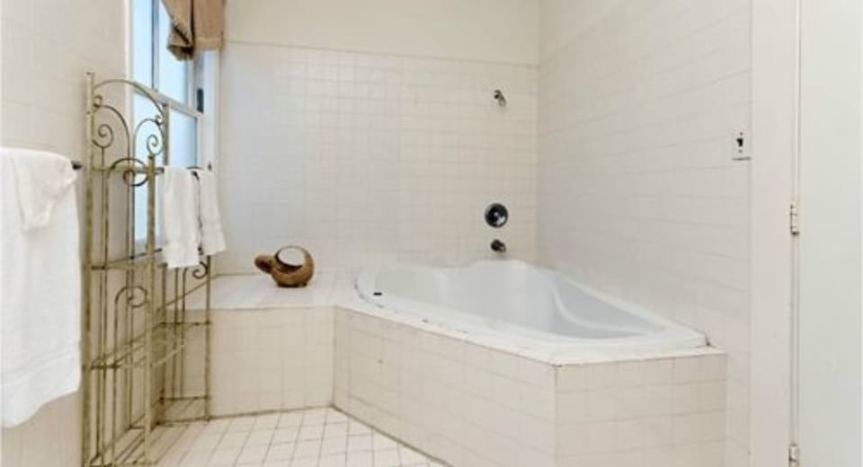 Combined shower/tub, deep soaking tub, free toiletries, hair dryer