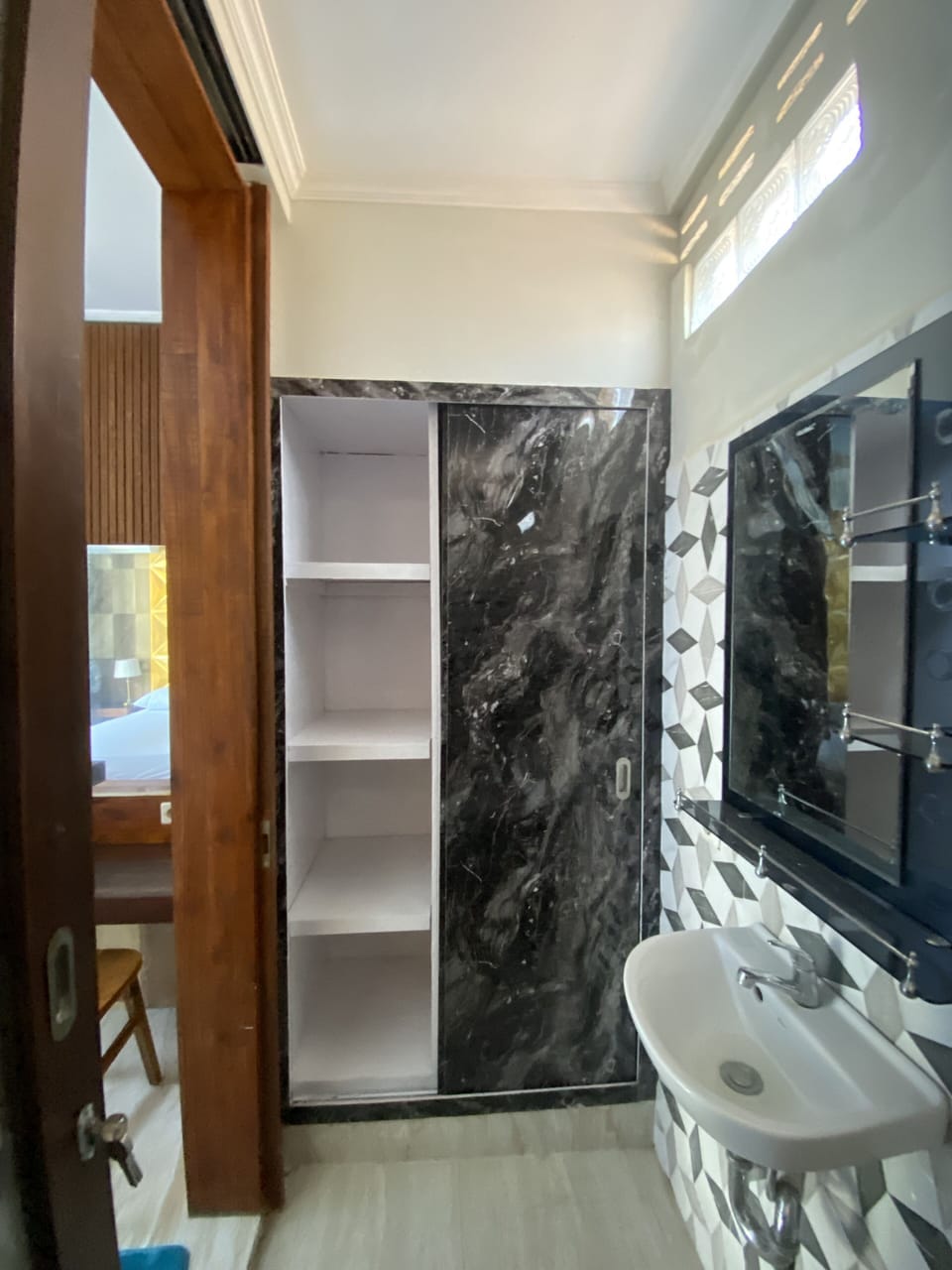 Shower, rainfall showerhead, towels