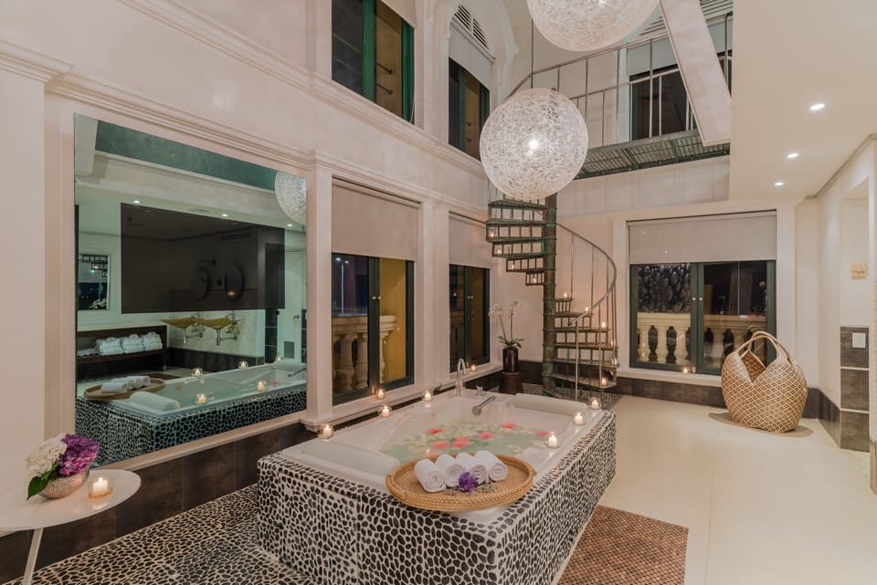 Couples treatment rooms, hot tub, steam room, Turkish bath