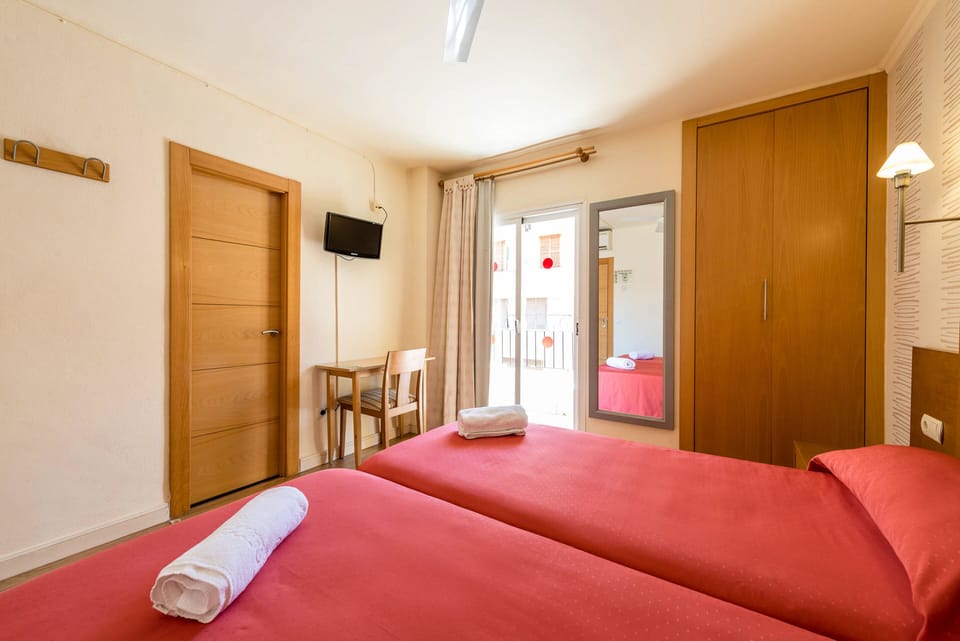 Double Room | Desk, WiFi (free), bed sheets