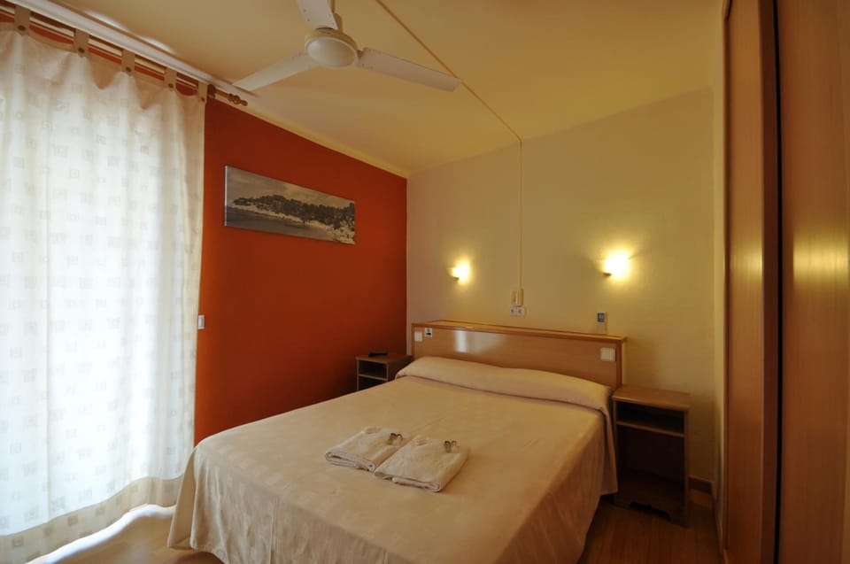 Double Room | Desk, WiFi (free), bed sheets