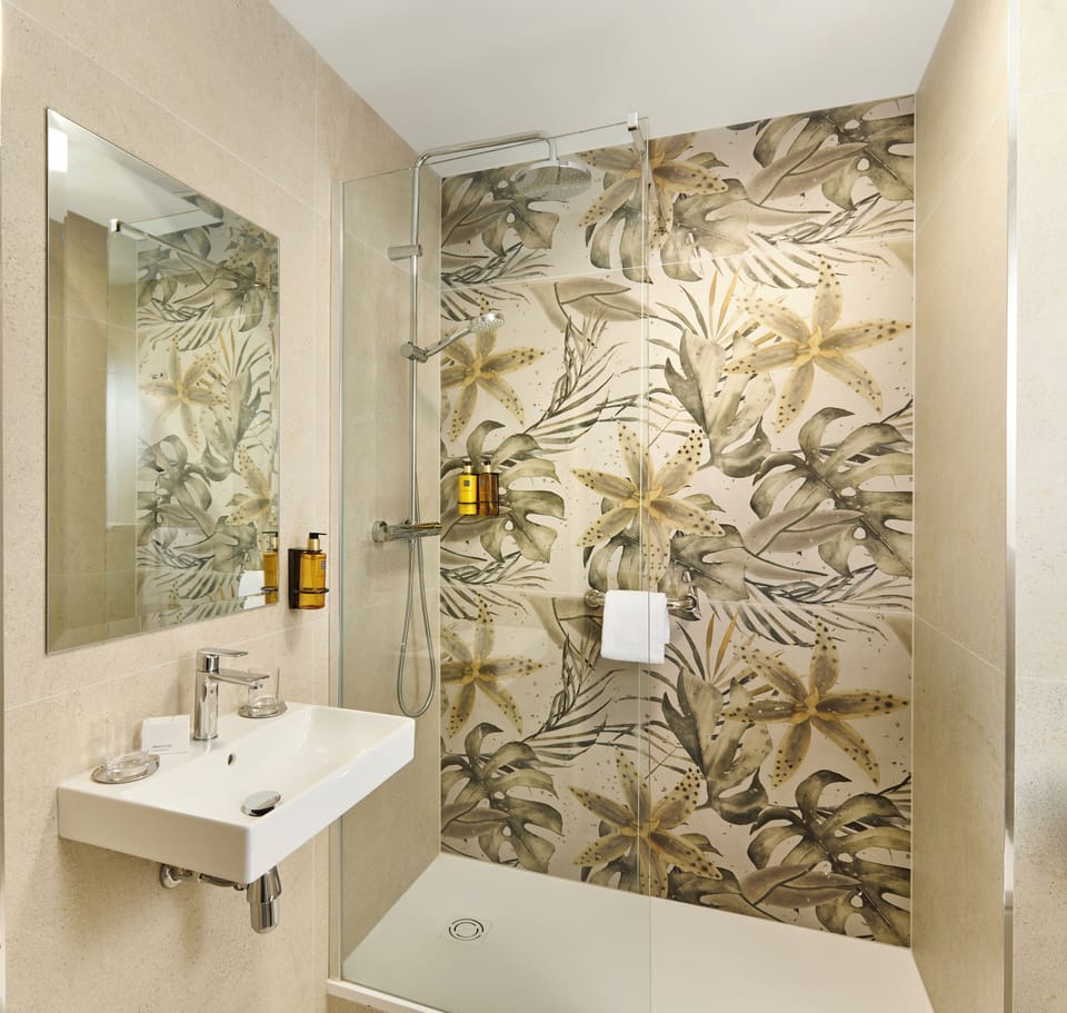 Standard Triple Room | Bathroom | Shower, free toiletries, hair dryer, towels
