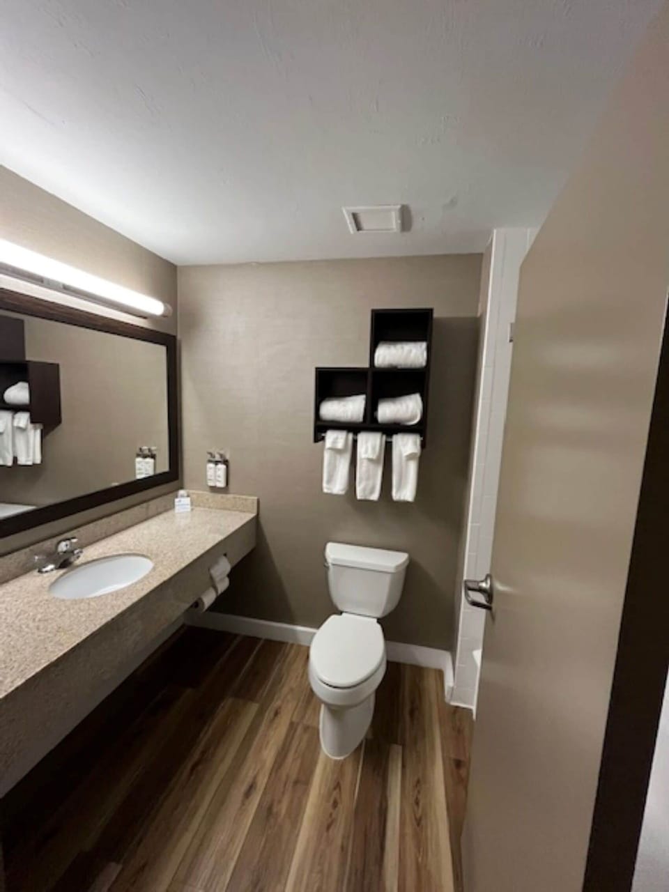 Combined shower/tub, deep soaking tub, free toiletries, hair dryer