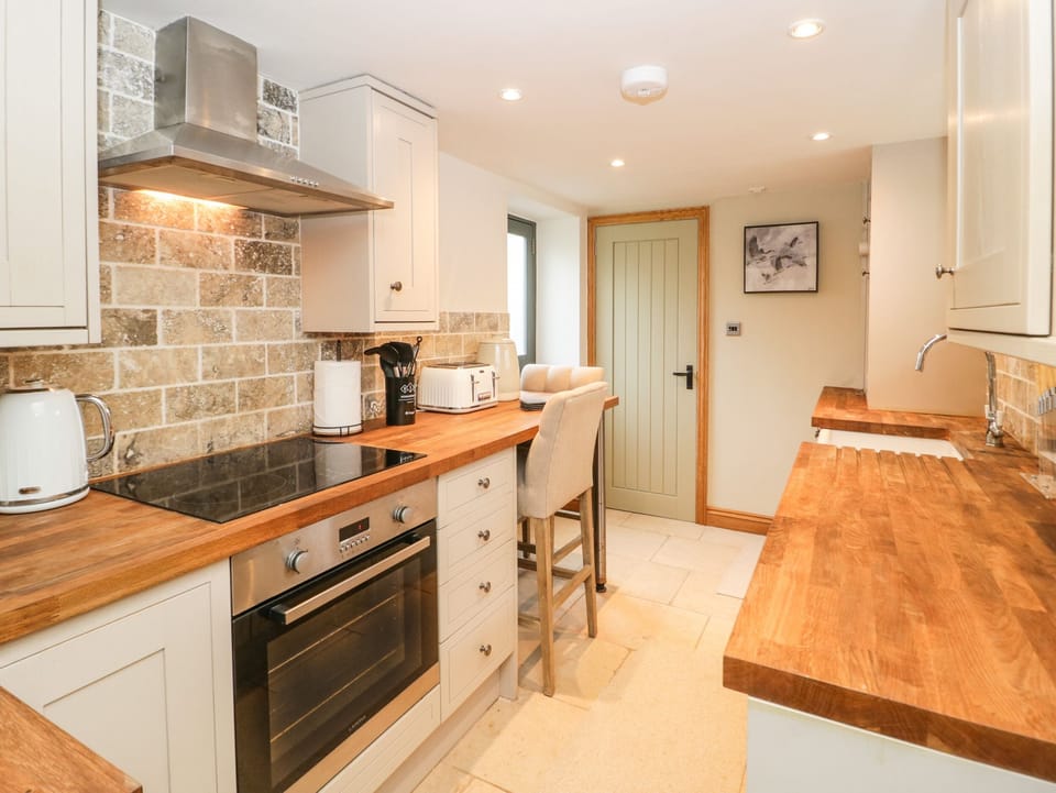 Fridge, dishwasher, cookware/dishes/utensils
