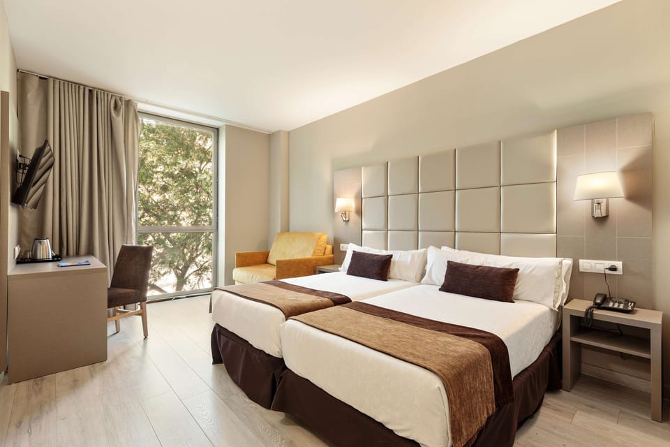Business Double Room, 2 Twin Beds, Garden View | In-room safe, desk, blackout drapes, soundproofing