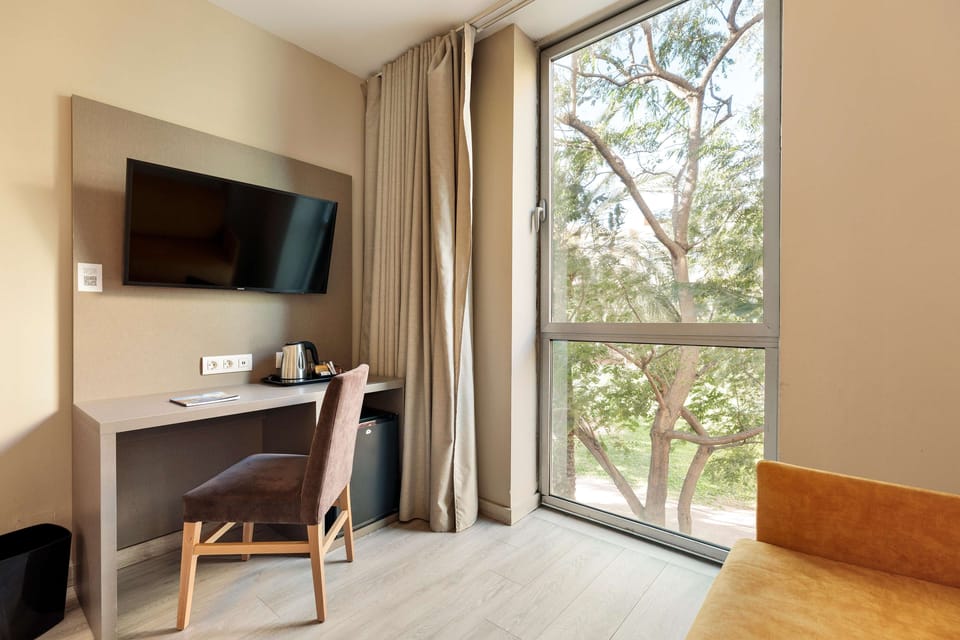 Business Double Room, 2 Twin Beds, Garden View | In-room safe, desk, blackout drapes, soundproofing