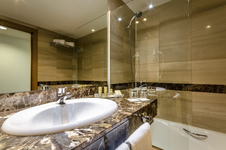 Eco-friendly toiletries, hair dryer, bidet, towels