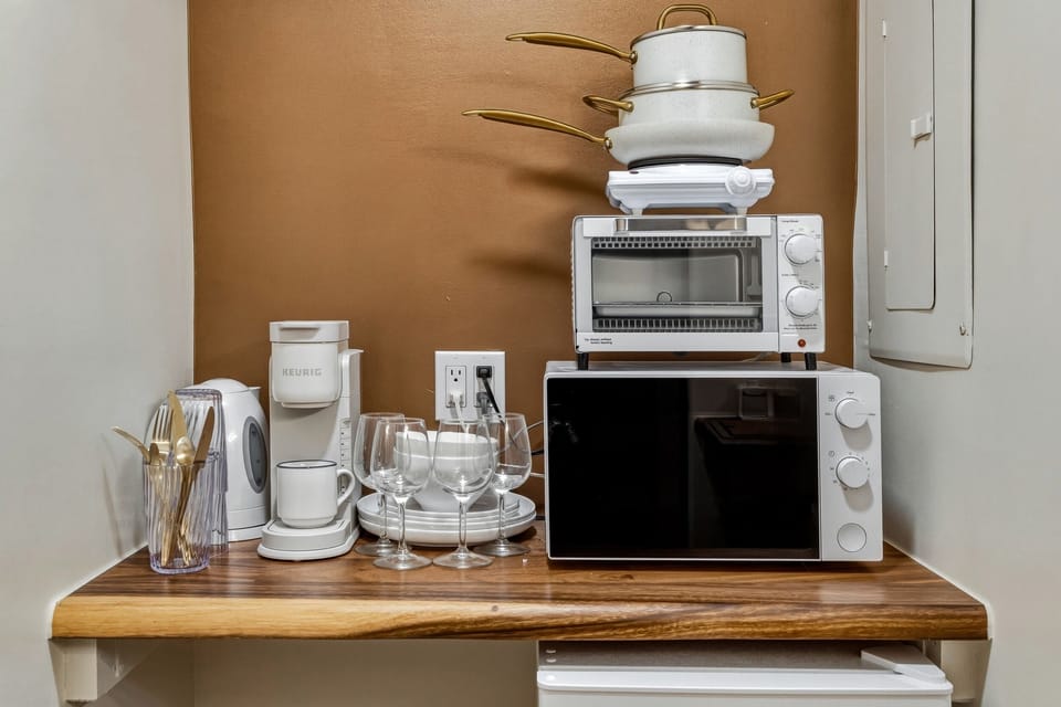 Deluxe Studio Suite, Non Smoking, Pets Allowed | WiFi (free), bed sheets