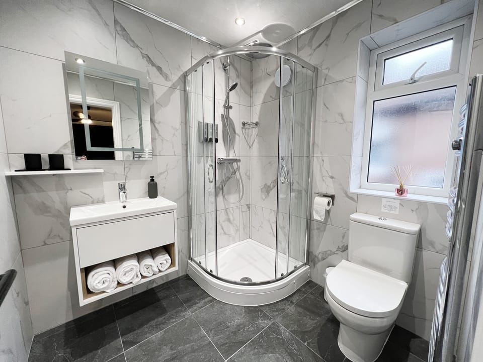 Shower, rainfall showerhead, free toiletries, hair dryer