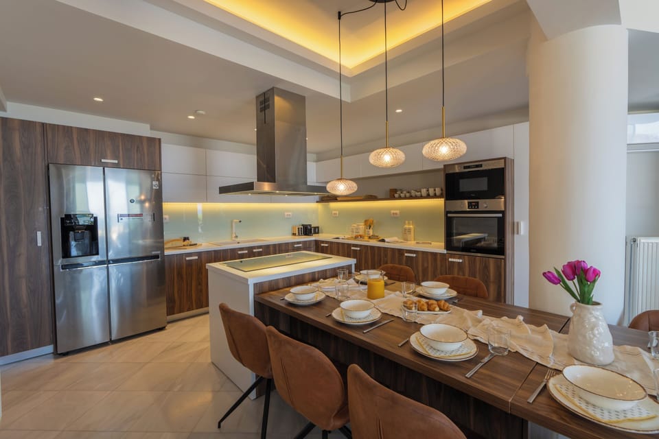 Full-size fridge, microwave, oven, stovetop