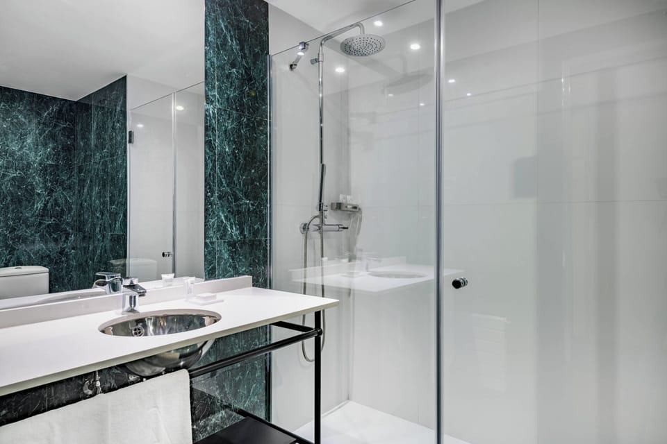 Combined shower/tub, rainfall showerhead, free toiletries, hair dryer
