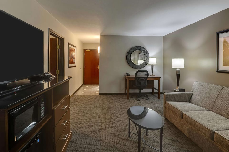 Pillowtop beds, desk, laptop workspace, blackout drapes