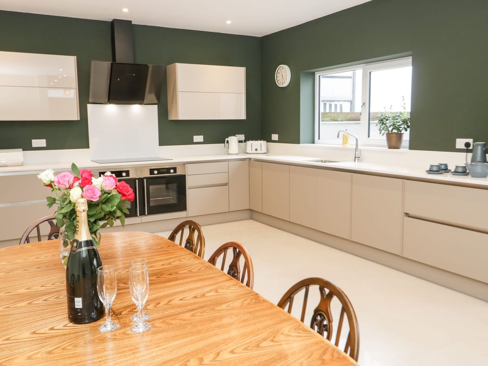 Cottage | Private kitchen | Fridge, dishwasher, electric kettle, toaster