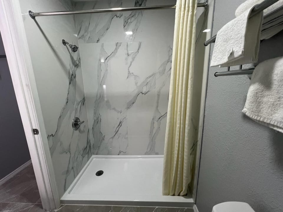 Bathtub, towels