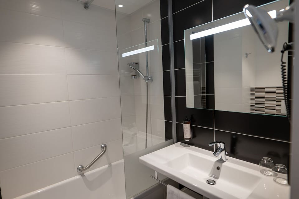 Combined shower/tub, free toiletries, hair dryer, towels