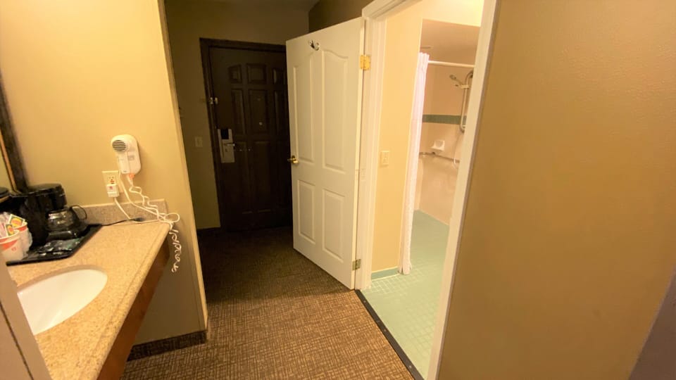 Room, 1 Queen Bed, Accessible, Non Smoking (Roll-In Shower) | Desk, laptop workspace, blackout drapes, soundproofing