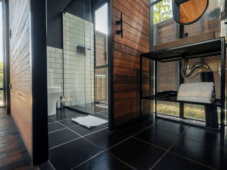 Superior Room | Bathroom | Shower, towels