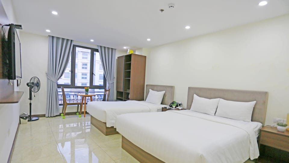 Studio Suite | Desk, free WiFi