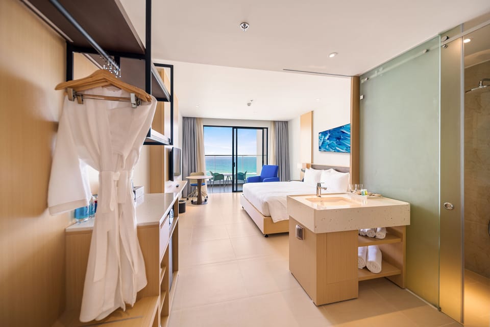 Premier King Room Oceanfront | Minibar, in-room safe, desk, blackout drapes