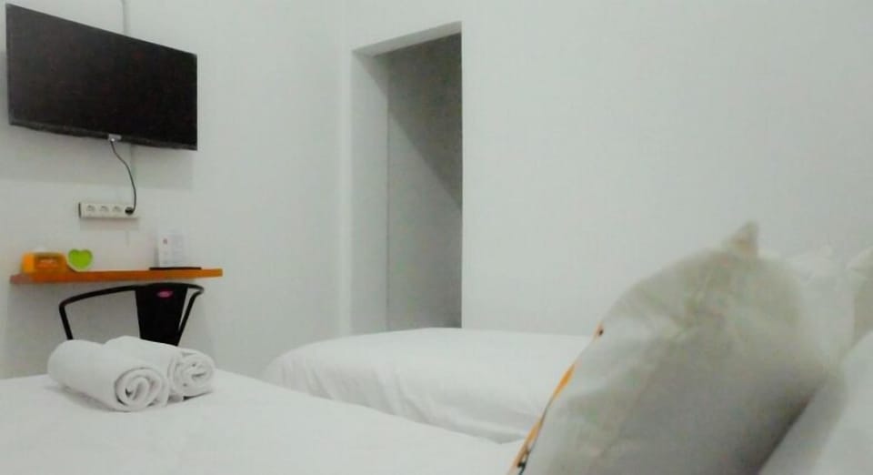 Standard Twin Room, 2 Twin Beds, Pool View | Desk, laptop workspace, free WiFi