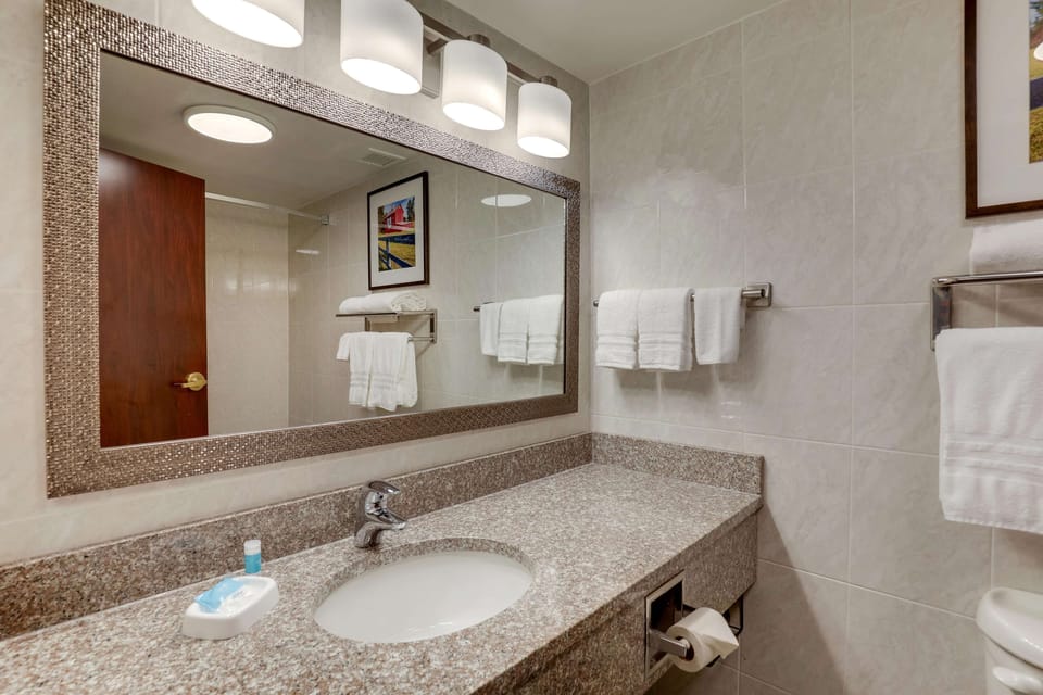 Combined shower/tub, hydromassage showerhead, free toiletries