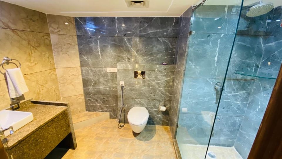 Royal Room | Bathroom | Free toiletries, towels, soap, shampoo