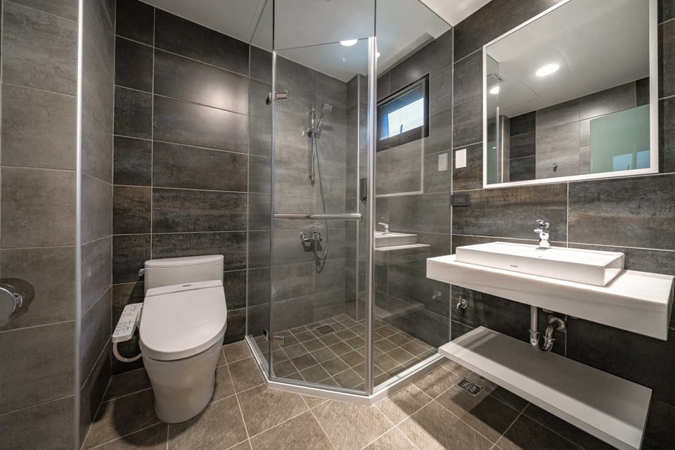 Elite Triple Room, Balcony | Bathroom | Shower, free toiletries, hair dryer, slippers