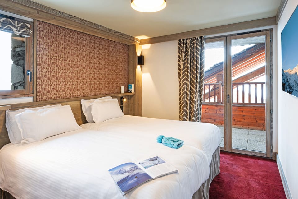 Blackout drapes, free WiFi, bed sheets