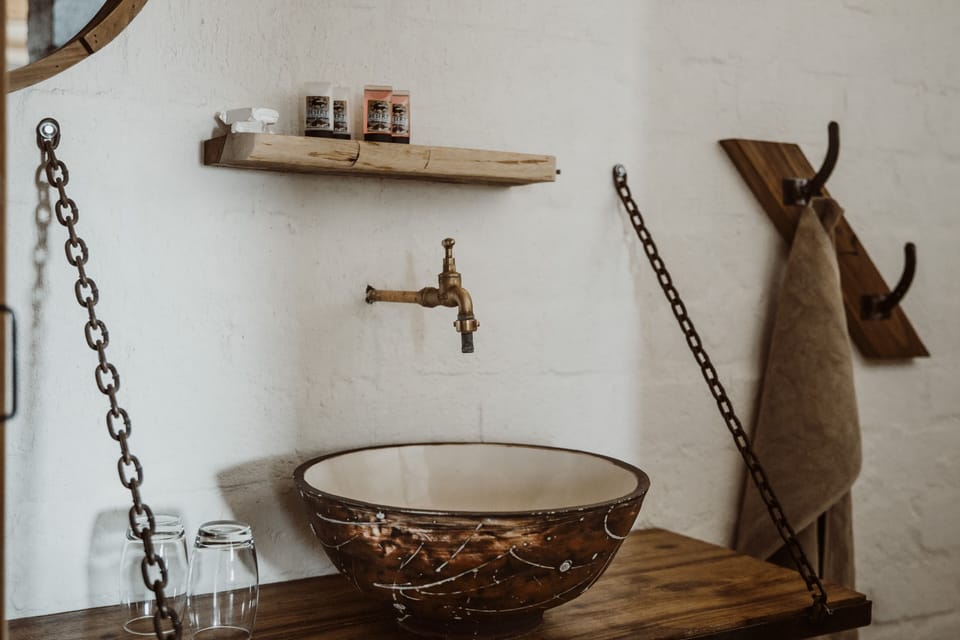 Chalet | Bathroom | Shower, towels, soap, shampoo