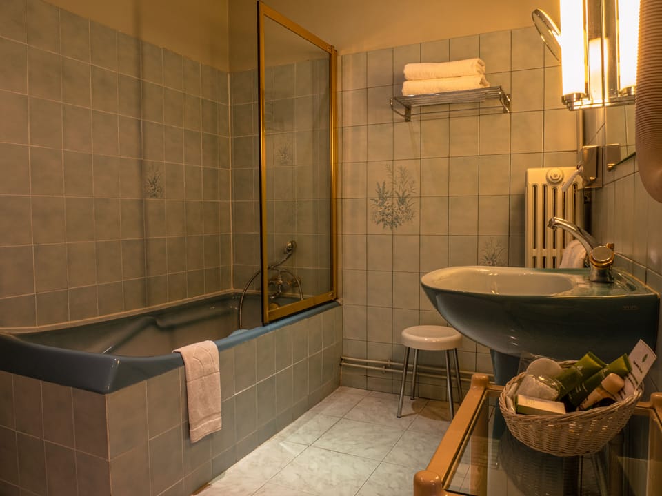 Classic Room | Bathroom | Bathtub, free toiletries, hair dryer, bathrobes