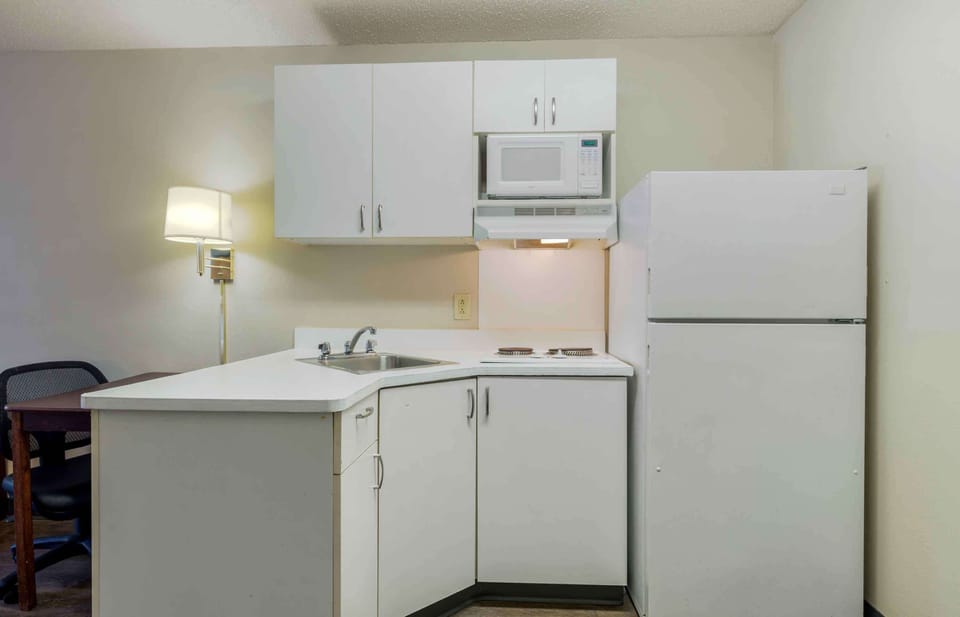 Coffee/tea maker, full-size fridge, microwave, stovetop