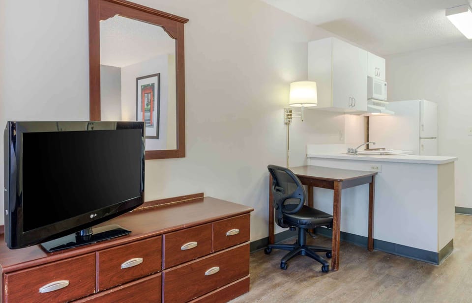 Studio, 1 Queen Bed, Non Smoking | Desk, iron/ironing board, WiFi (free), bed sheets