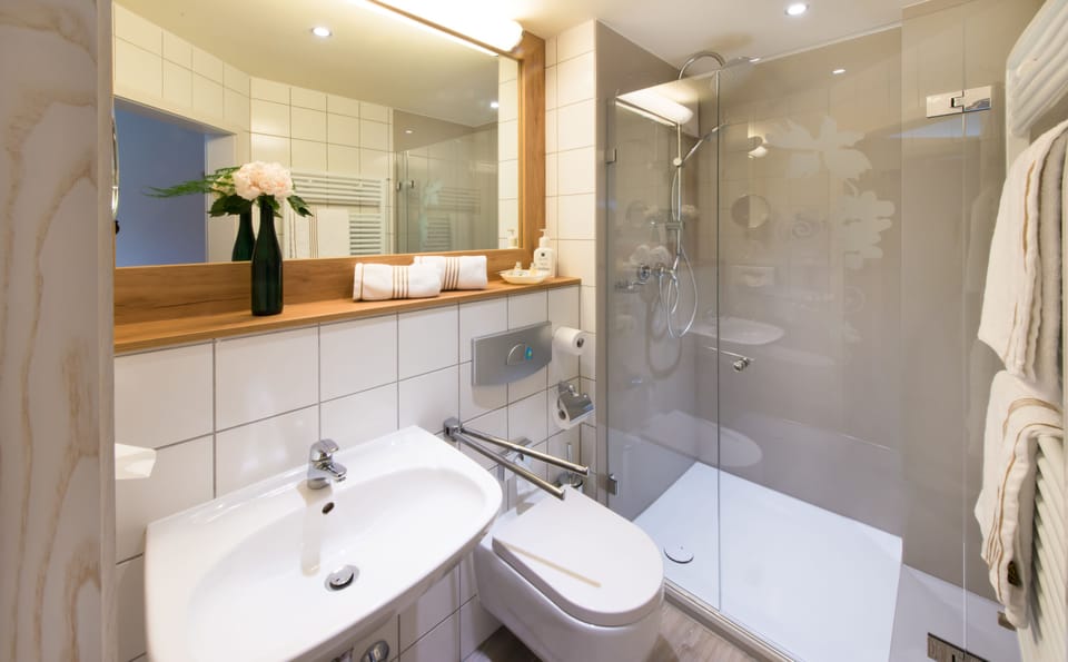 Standard Single Room, 1 Twin Bed | Bathroom | Shower, free toiletries, hair dryer, towels