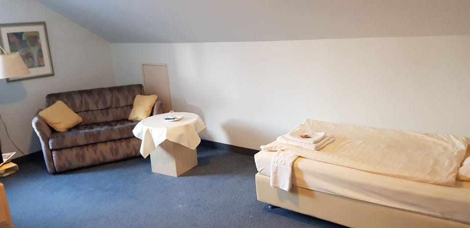 Basic Single Room | Premium bedding, desk, free WiFi