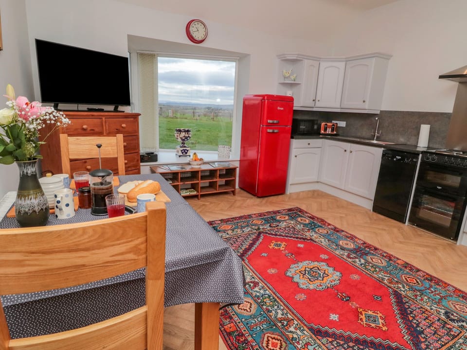 Cottage | Private kitchen | Fridge, dishwasher, electric kettle, toaster