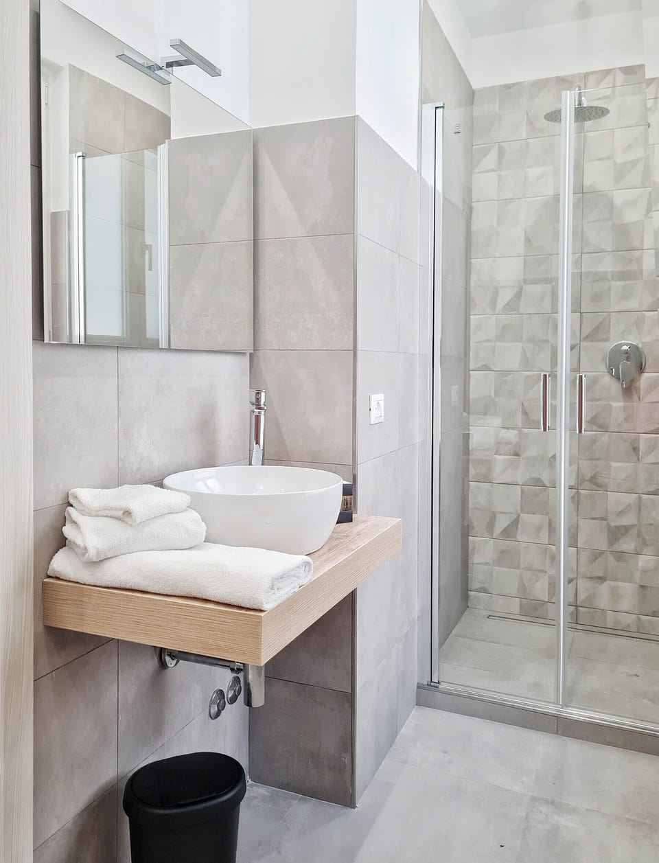 Double or Twin Room (con balcone) | Bathroom | Shower, rainfall showerhead, free toiletries, hair dryer