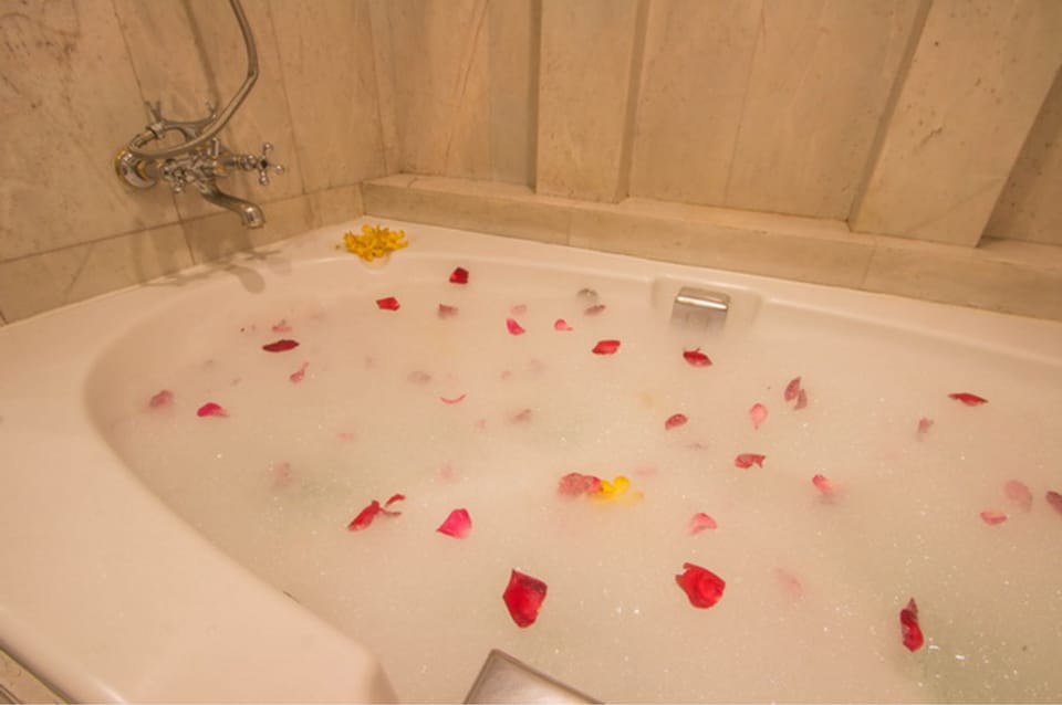 Deep soaking bathtub