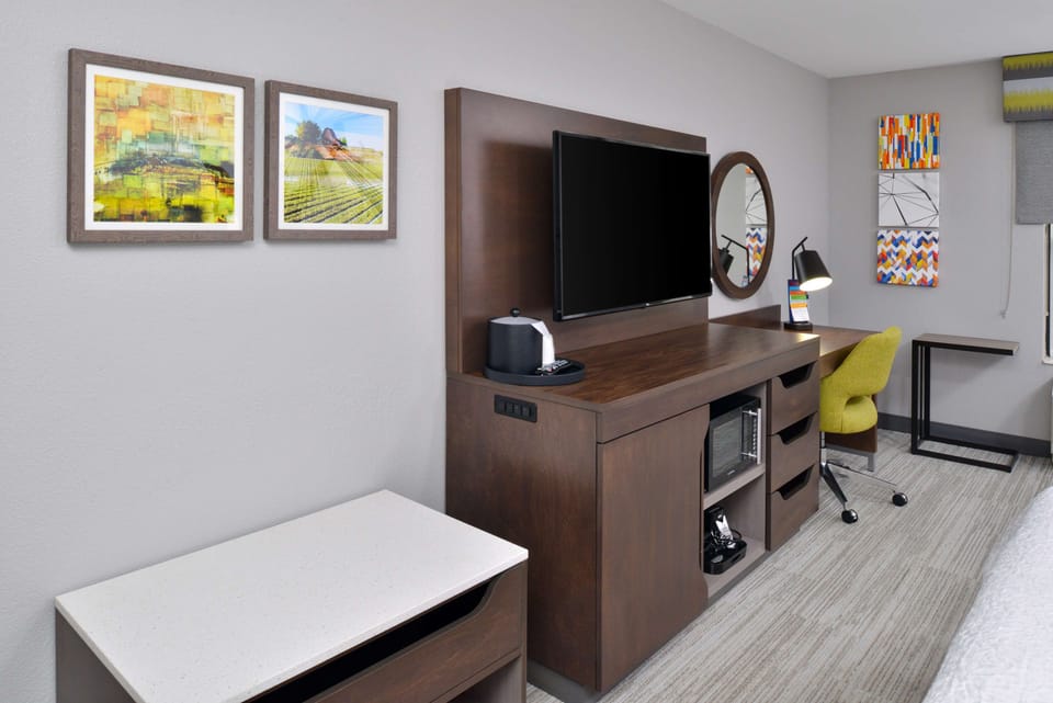 One king study sofabed non smoking | Desk, iron/ironing board, free WiFi, bed sheets