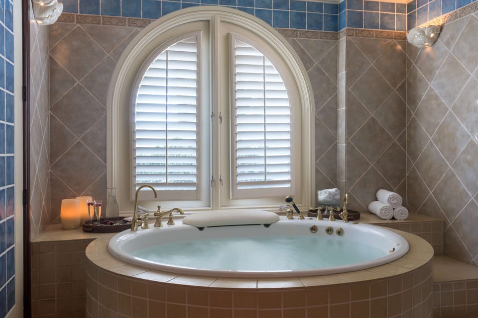 Couples treatment rooms, sauna, hot tub, steam room, body treatments