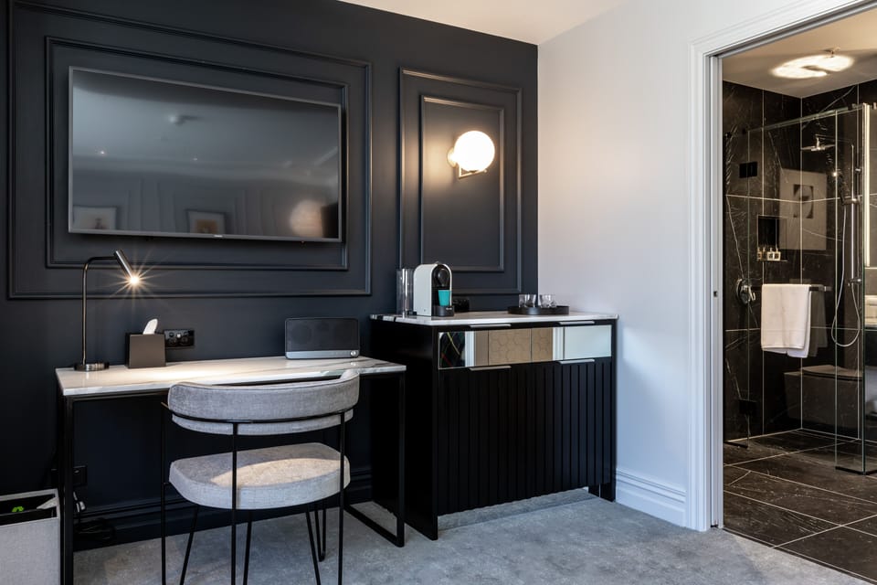 Superior Room, 1 King Bed | Minibar, in-room safe, desk, laptop workspace