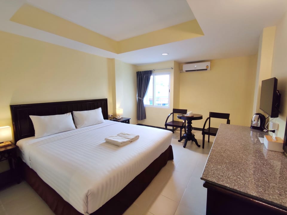 Standard Room, 1 King Bed, City View | Desk, blackout drapes, free WiFi, bed sheets